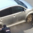 Из-за утечки на теплотрассе автомобиль едва не ушел под землю в одном из дворов Иркутска. Фото: группа "ДТП 38 RUS" ВКонтакте. - Комсомольская правда