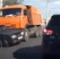 В Омске «КамАЗ» протащил перед собой легковушку. Видео - NewIrkutsk.Ru