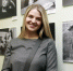 Валентина Шигорина рядом с фотографией Анатолия Бызова, сделанной для обложки газеты в 1992 году - Газета Копейка