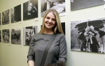 Валентина Шигорина рядом с фотографией Анатолия Бызова, сделанной для обложки газеты в 1992 году