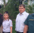Полицейский Максим Медведский (держит девочку на руках) передал ее бабушке и дедушке. Фото: ГУ МВД России по Иркутской области. - Комсомольская правда