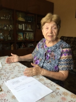 Елена Тихоновна Степанова показывает анкету арестованного в 1937 году отца и протокол обыска. Изъяли все подчистую: семейные фотографии, личные письма и даже два чистых листа бумаги; видимо, сотрудники НКВД надеялись найти на них шифровки невидимыми чернилами. Больше изымать было нечего, семья считалась малоимущей