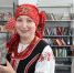 Председатель Иркутского товарищества белорусской культуры имени Яна Черского Алёна Сипакова демонстрирует книгу Виталия Кирпиченко - Газета Копейка