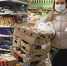 Покупатели в супермаркетах Иркутска будут соблюдать дистанцию. - Комсомольская правда