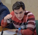 «С 2008 года экономика не растёт, с 2014 года падают доходы населения. Очень много в майских указах президента было про вставание с колен и борьбу с бедностью. Но, судя по всему, с бедностью борются таким образом, что бедных физически меньше становится, они уходят на тот свет», — считает экономист Владислав Жуковский