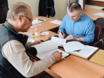 Глава администрации Ушаковского МО Сергей Сайфуллин и генеральный директор "Хрустальный Девелопмент" Олег Барышников. Фото из архива компании.