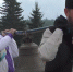 Отец Андрей с помощником отвез передвижную звонницу. Скриншот из видео молодежной медиастудии «Кери» - Irk.Ru