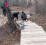 Специалисты укладывают деревянный настил на пути к первому водопаду в Аршане. Фото из группы Тункинского национального парка «ВКонтакте» - Irk.Ru