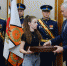 Андрей Травников передал награду родным Николая Кондратенко. Фото пресс-службы правительства Новосибирской области - Irk.Ru