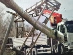 На Алтае большегруз с краном сломал трубу теплотрассы