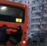 Подростки-зацеперы катались на автобусе в Новосибирске - Baikal24.Ru