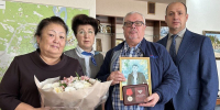 Вручение награды. Фото из телеграм-канала мэра Братска Александра Дубровина - Irk.Ru