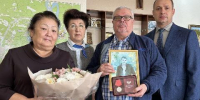 В Братске вручили награду родителям погибшего бойца - Baikal24.Ru