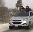 Водитель Hyundai IX35 везет пассажиров на крыше в Иркутске. Скриншот видео пресс-службы Госавтоинспекции Иркутской области - Irk.Ru