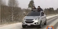 Водитель Hyundai IX35 везет пассажиров на крыше в Иркутске. Скриншот видео пресс-службы Госавтоинспекции Иркутской области - Irk.Ru