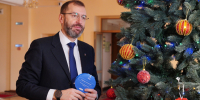 Александр Ведерников отправит подарок мальчику из Кировска в рамках акции «Елка желаний» - Законодательное Собрание