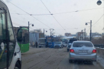 Трамвай и автобус притерлись на Глазковском мосту в Иркутске