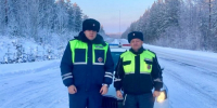 В Приангарье госавтоинспекторы помогли девушке, у которой сломался автомобиль (Видео) - Weacom.Ru