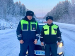 В Приангарье госавтоинспекторы помогли девушке, у которой сломался автомобиль