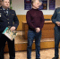 В Усть-Куте полицейские наградили горожанина за спасение человека в ДТП - Baikal24.Ru