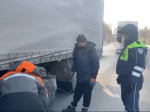 Полицейские помогли водителю сломавшегося большегруза на трассе в Нижнеудинске
