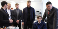 Мэр и депутаты Иркутска проверили как учат детей работе с БПЛА - Baikal24.Ru