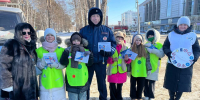 В Ангарске госавтоинспекторы и ЮИДовцы поздравили водителей с Днем защитника Отечества и проверили их на знание ПДД - ГИБДД Иркутской области