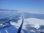 Многочисленные трещины образуются на люду Байкала