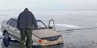 Автомобиль Lada застрял во льдах Байкала (Видео) - Weacom.Ru