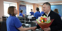 Находящихся на дежурстве женщин 8 марта поздравил Игорь Кобзев - ИА ИркСиб