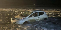 На Байкале спасли собаку из провалившегося под лёд автомобиля - Baikal24.Ru