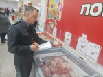 Больше 500 килограммов фальсификата обнаружили в красноярских магазинах "Светофор"