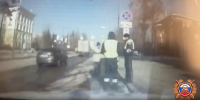В Иркутске сотрудники ДПС помогли девушке, которой стало плохо за рулем - IrkutskMedia.Ru