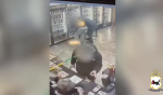 В Иркутске группа парней ограбила алкомаркет (Видео)