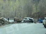 Огромный валун сорвался со скалы на трассе в Приморье, повреждены два авто