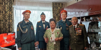 Сотрудники МЧС России и кадеты классов МЧС поздравили ветеранов Иркутской области с Днём Победы - GazetaHot.Ru