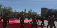 Огромную копию Красного Знамени Победы развернули на параде Победы в Иркутске - КП-Иркутск