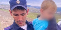 Полицейский с ребенком. Фото пресс-службы ГУ МВД России по Иркутской области - Irk.Ru