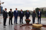Торжественная церемония возложения цветов у Мемориала Вечного огня в Бишкеке. Фото: пресс-служба  Жогорку Кенеша Кыргызской Республики и Федерации профессиональных союзов Кыргызстана