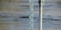 Измерение уровня воды в реке. Фото ГУ МЧС России по Иркутской области - Irk.Ru