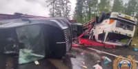 Автовоз с новыми машинами перевернулся в Нижнеудинском районе (Видео) - Weacom.Ru