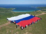 В День России в Приморье развернули гигантский триколор