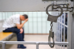 12-летнюю школьницу изнасиловали на глазах у матери