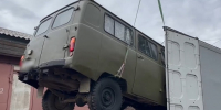 Погрузка автомобилей. Скриншот видео Игоря Кобзева - Irk.Ru