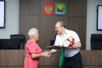 Вручение благодарственных писем. Фото пресс-службы администрации Иркутского района