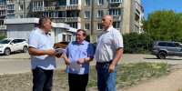 Над благоустройством территорий работают депутаты по округам № 3 и № 5 Елена Красноштанова и Леонид Усов - ИА Альтаир
