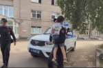 Сотрудники ППС с мигалками довезли маму с ребёнком до больницы в Иркутске