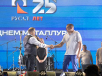 Шелехов спел вместе с «Любэ» на концерте в День металлурга