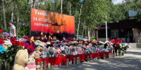 Стихийный мемориал в Тынде. Фото из телеграм-канала губернатора Амурской области - Irk.Ru