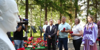 Игорь Кобзев возложил цветы к мемориалу на Аллее Славы в Парке Победы в селе Гадалей - Правительство Иркутской области